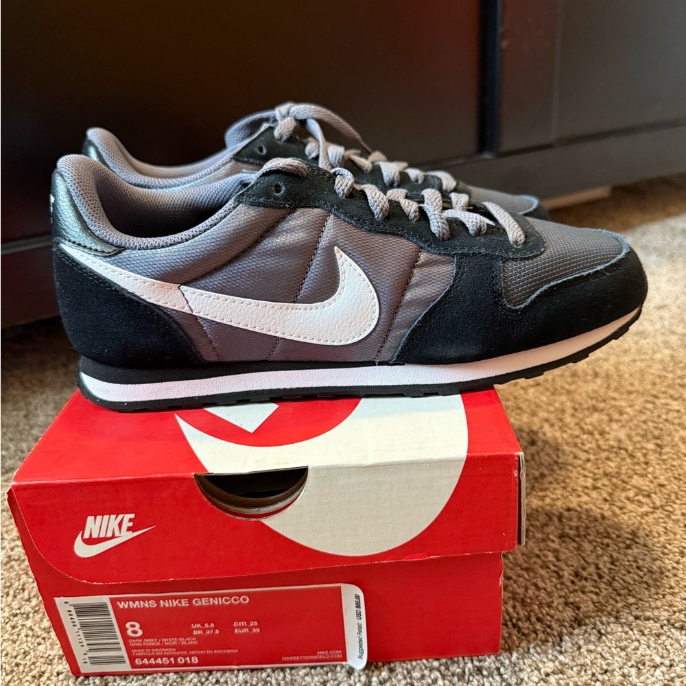 Nike Women's Genicco Sneakers New - Picture 1 of 9